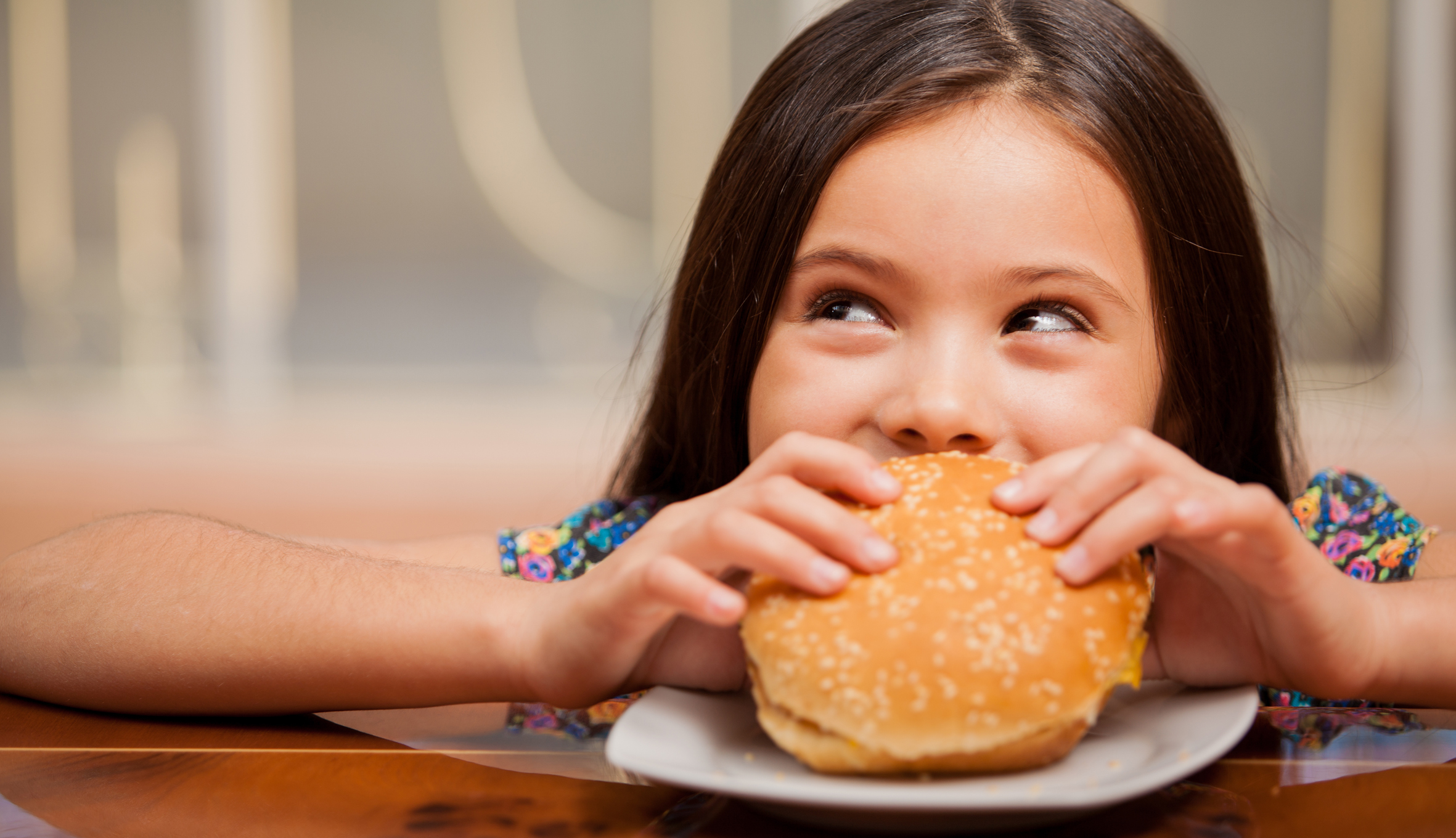 Баба булочка. Девушка ест булочку. Переедание у детей. Подросток ест. Ребенок ест гамбургер.